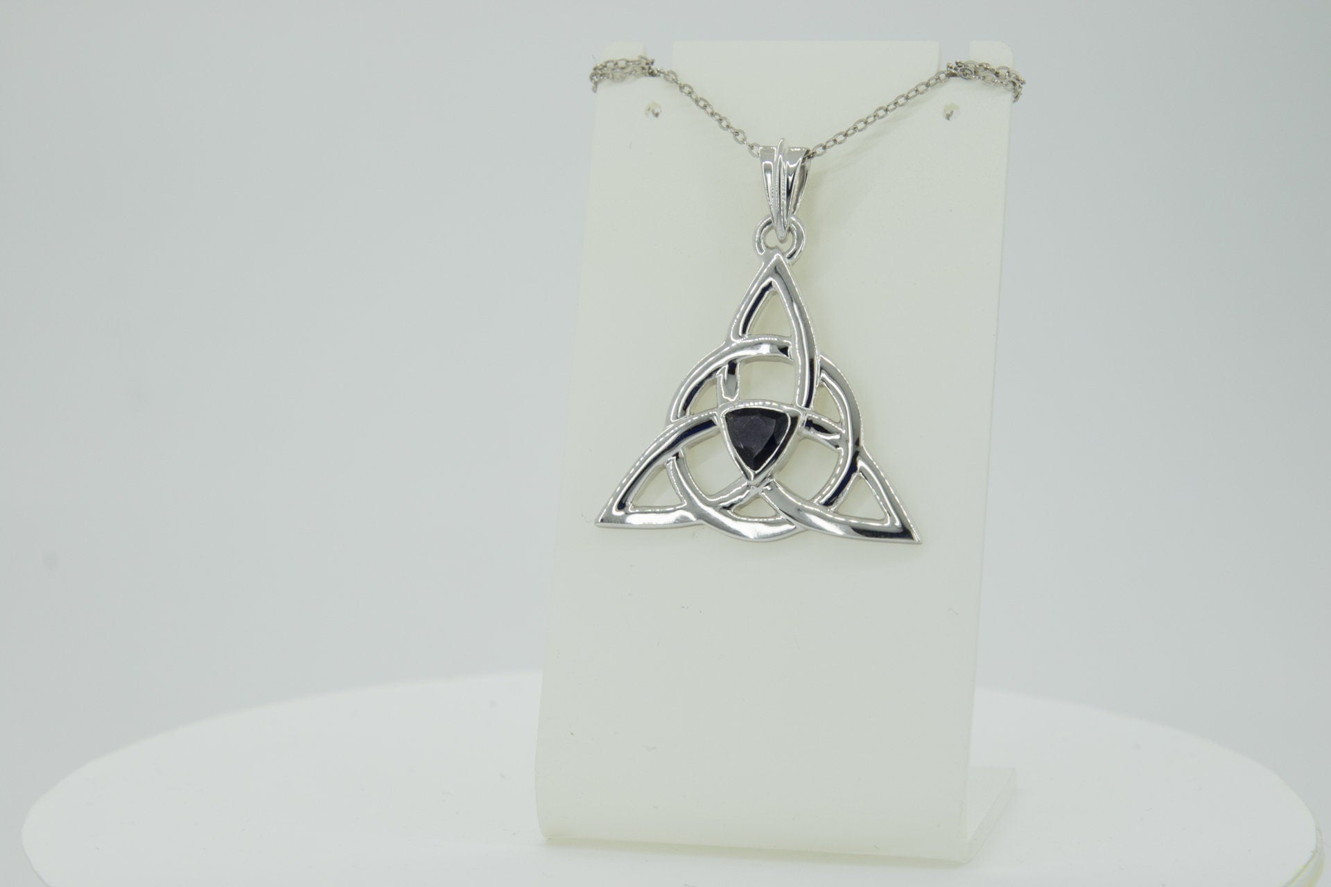 Echter Iolith Anhänger Silber 925, Keltischer Schmuck, Unendlicher Knoten, Kleiner Edelstein Kettenanhänger, 0,8 ct Unikat, Blaues Leuchten