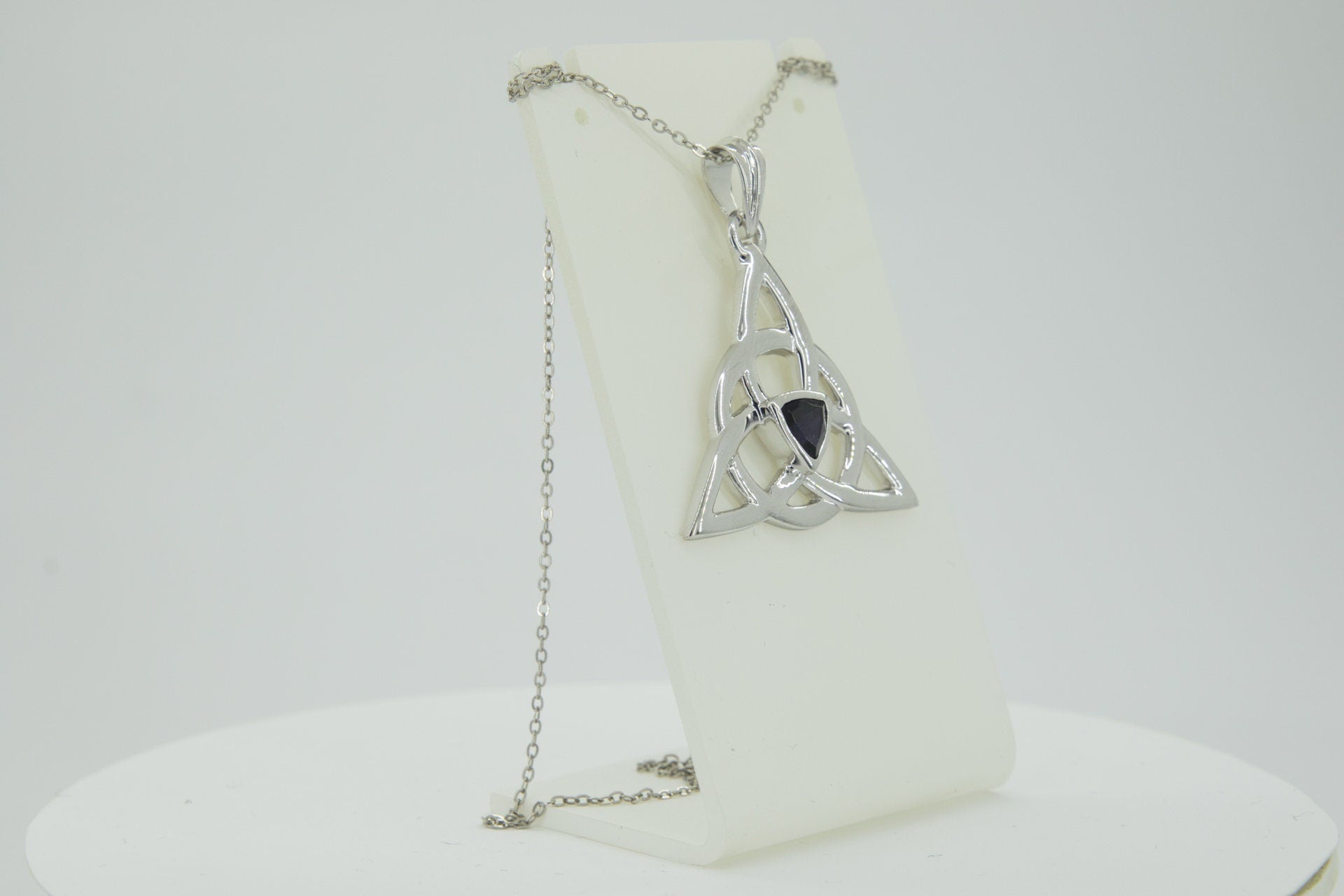 Echter Iolith Anhänger Silber 925, Keltischer Schmuck, Unendlicher Knoten, Kleiner Edelstein Kettenanhänger, 0,8 ct Unikat, Blaues Leuchten