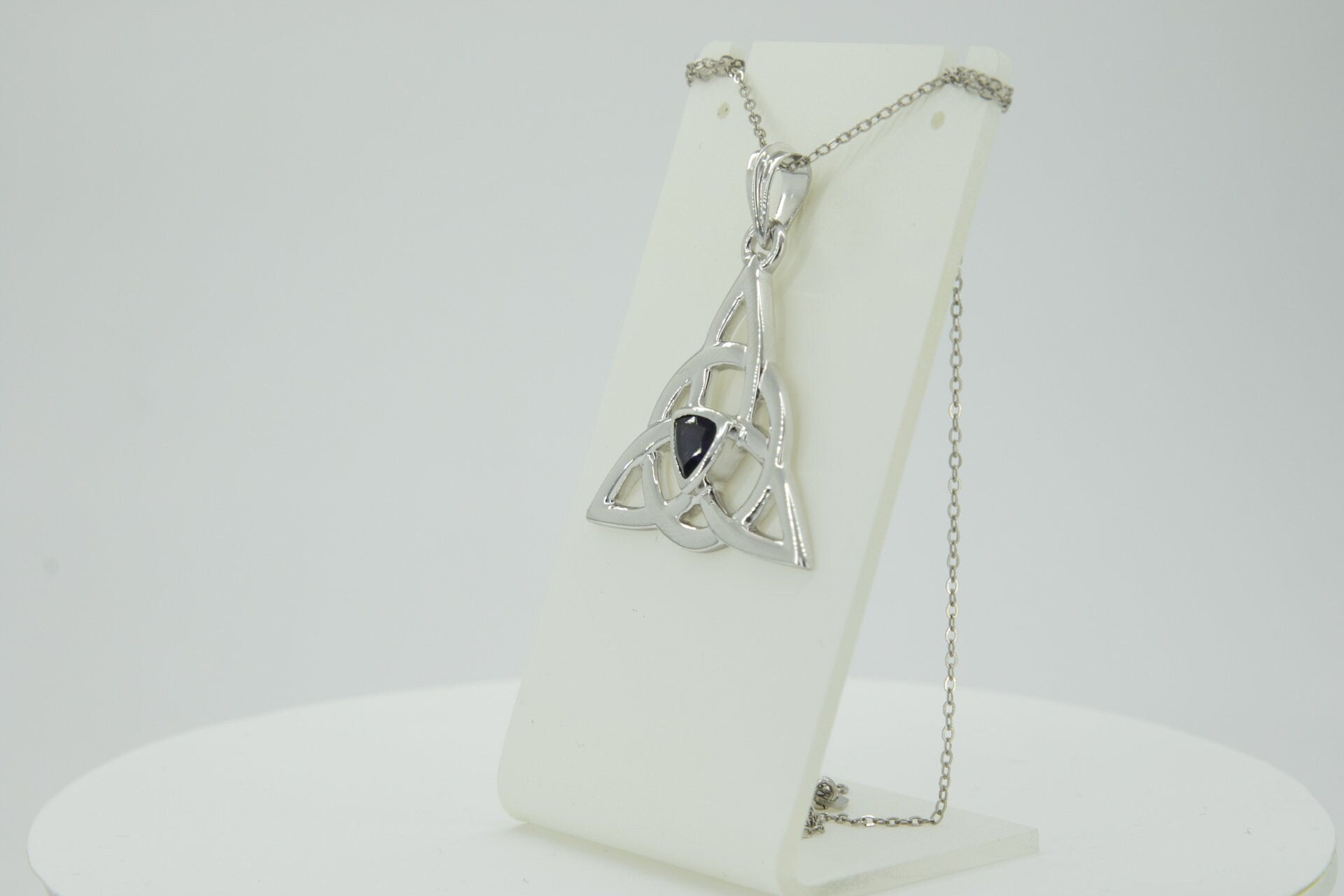 Echter Iolith Anhänger Silber 925, Keltischer Schmuck, Unendlicher Knoten, Kleiner Edelstein Kettenanhänger, 0,8 ct Unikat, Blaues Leuchten