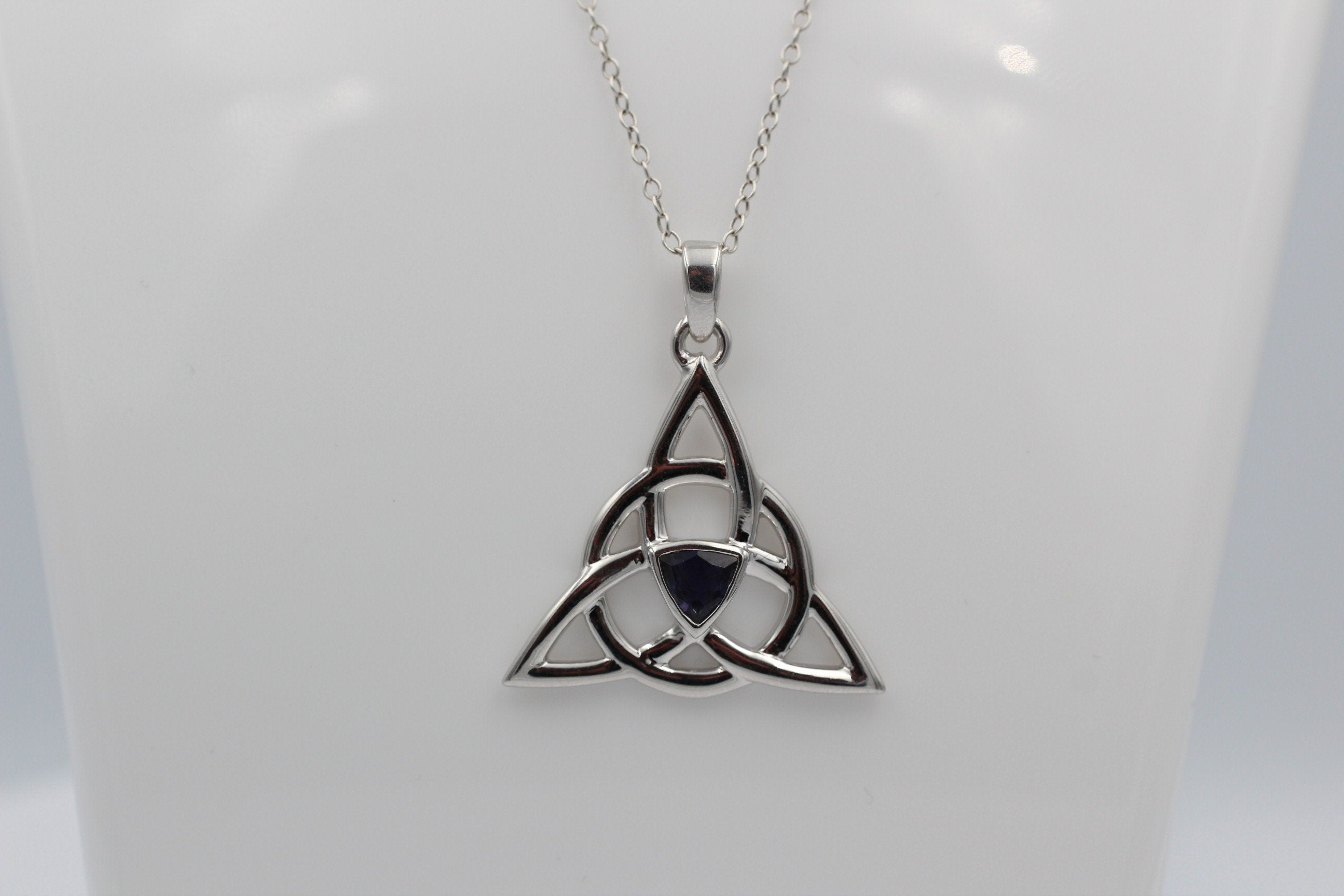Echter Iolith Anhänger Silber 925, Keltischer Schmuck, Unendlicher Knoten, Kleiner Edelstein Kettenanhänger, 0,8 ct Unikat, Blaues Leuchten