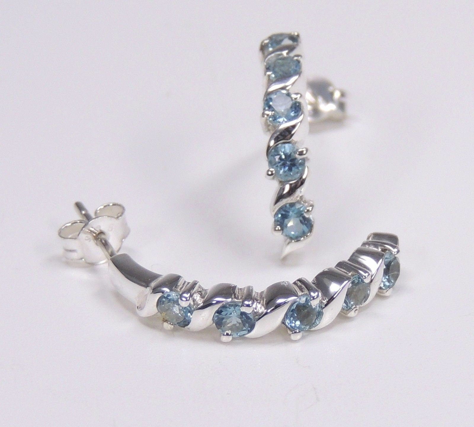 Edle moderne 1,40 Carat Blautopas Halbcreolen, Ohrstecker, 925 Silber