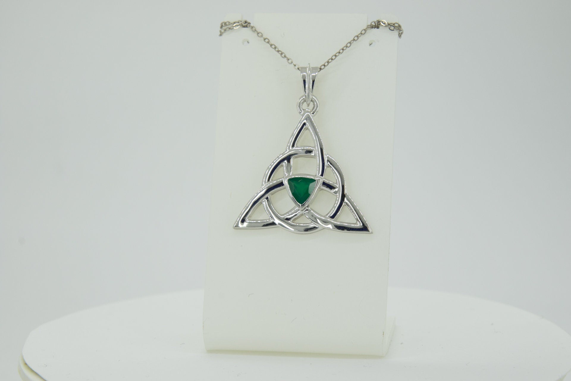 0,8 Carat grüner Onyx Anhanger keltischen Knotenmuster 925 Silber Unendllichkeit