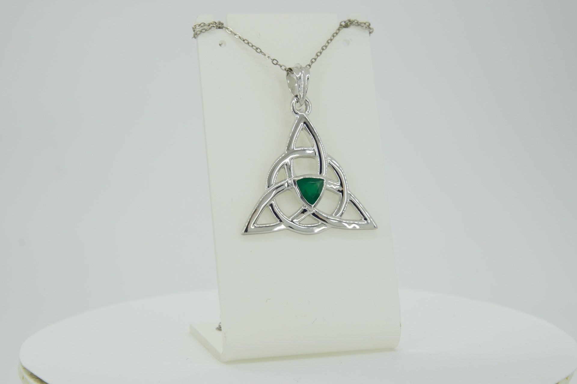 0,8 Carat grüner Onyx Anhanger keltischen Knotenmuster 925 Silber Unendllichkeit