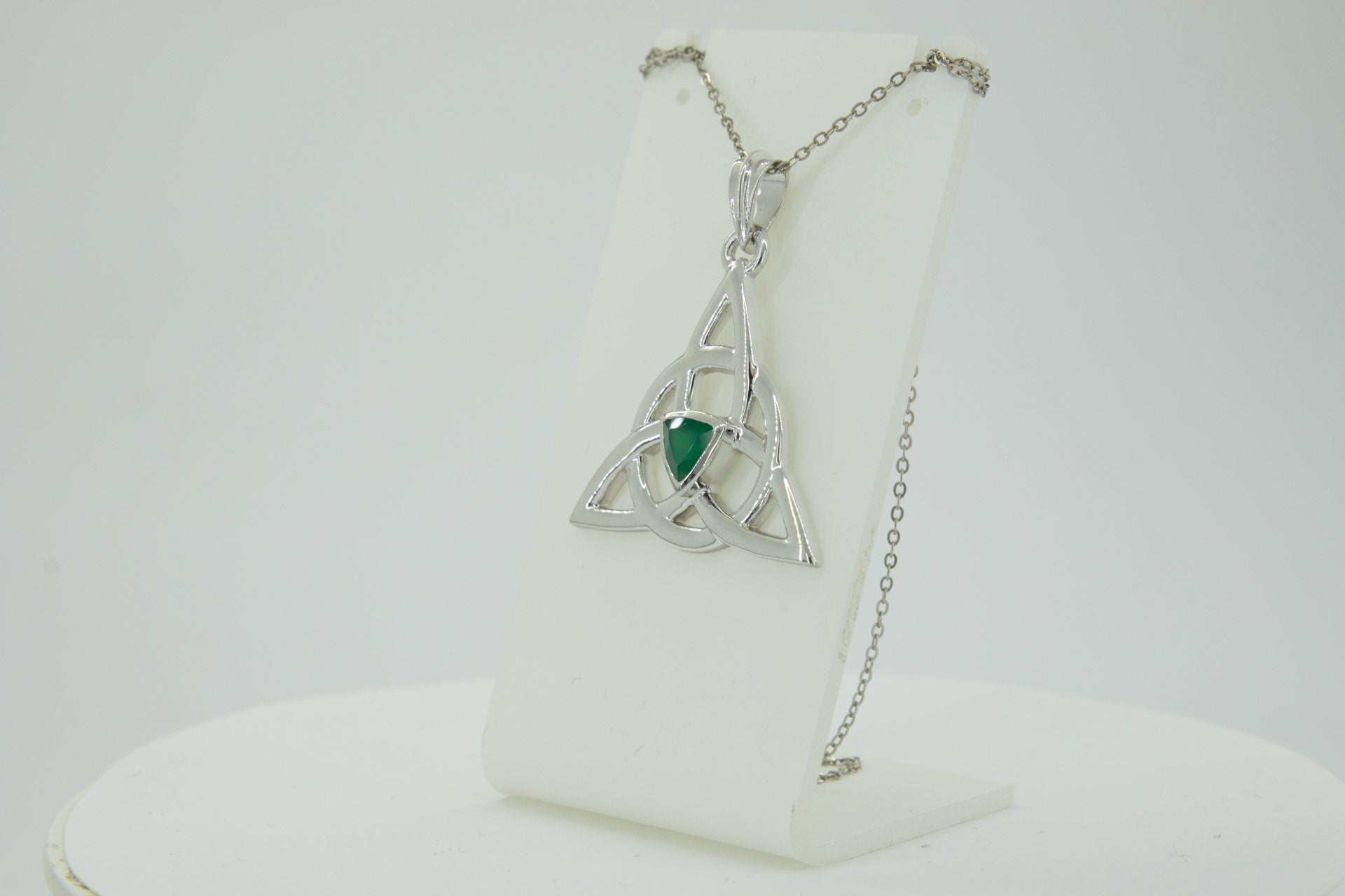 0,8 Carat grüner Onyx Anhanger keltischen Knotenmuster 925 Silber Unendllichkeit