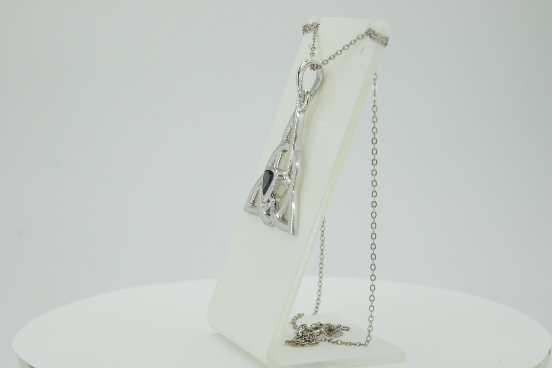 0,8 Carat grüner Onyx Anhanger keltischen Knotenmuster 925 Silber Unendllichkeit
