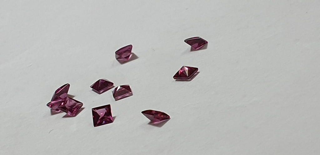 0,39 Carat echter Rhodolith Edelstein in Squareschliff 4 x 4 mm in AAA Qualitat
