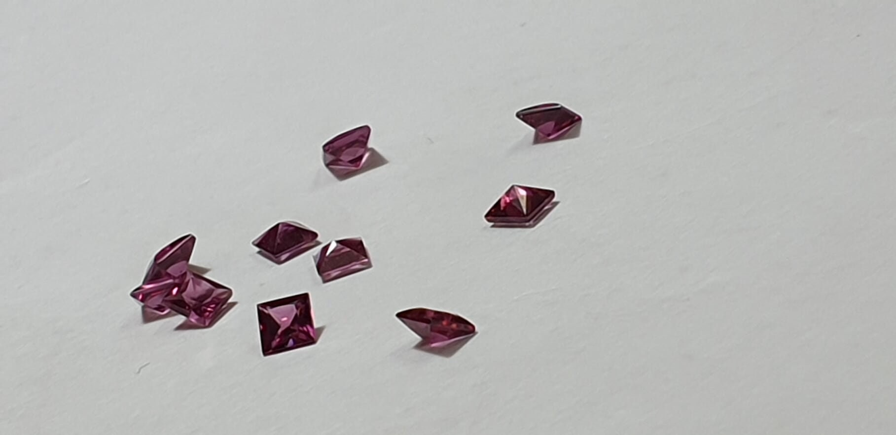 0,39 Carat echter Rhodolith Edelstein in Squareschliff 4 x 4 mm in AAA Qualitat