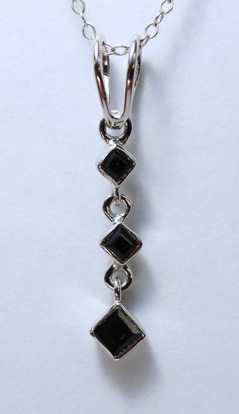 Edler 0,69 Carat schwarzer Spinell Anhanger 925 Silber Collier Kette Edelstein