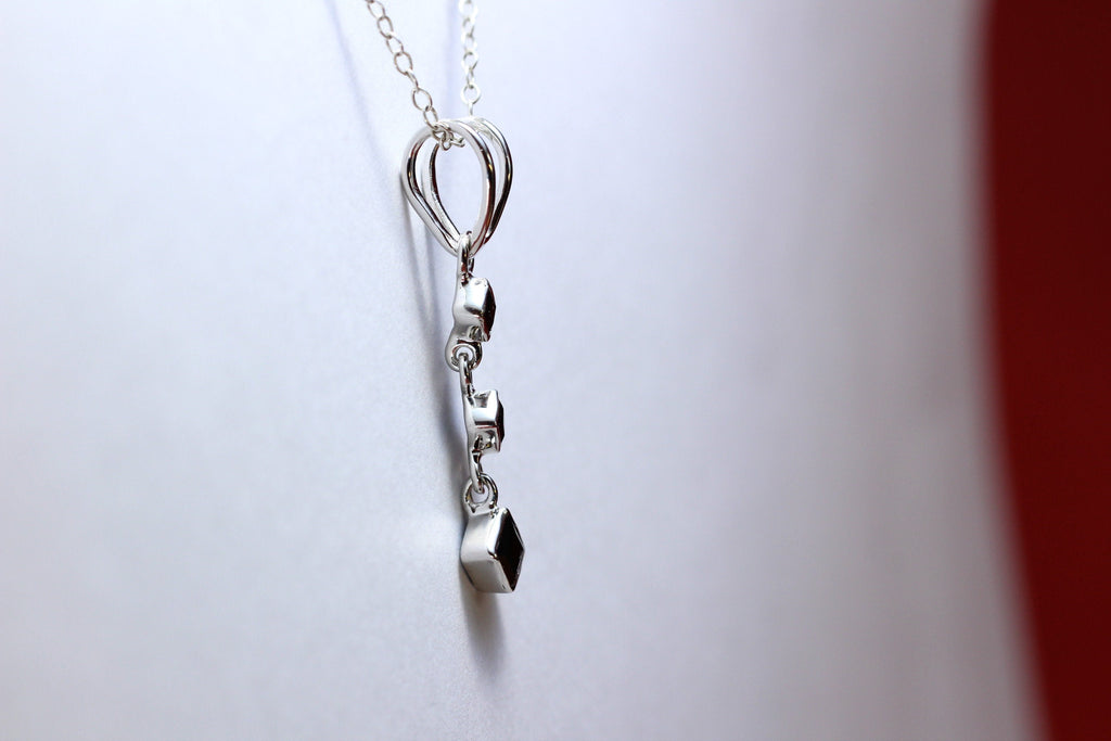 Edler 0,69 Carat schwarzer Spinell Anhanger 925 Silber Collier Kette Edelstein