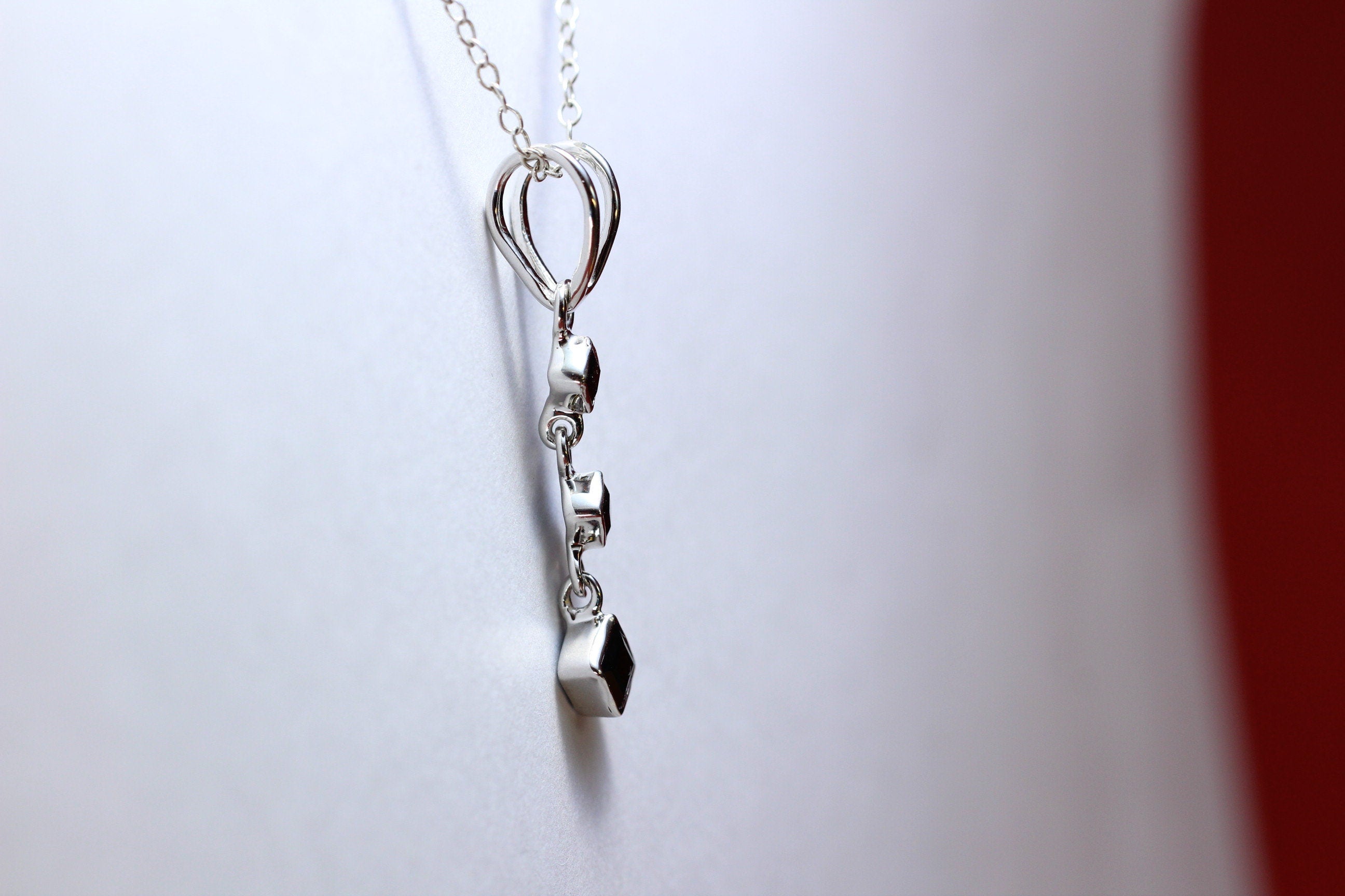 Edler 0,69 Carat schwarzer Spinell Anhanger 925 Silber Collier Kette Edelstein
