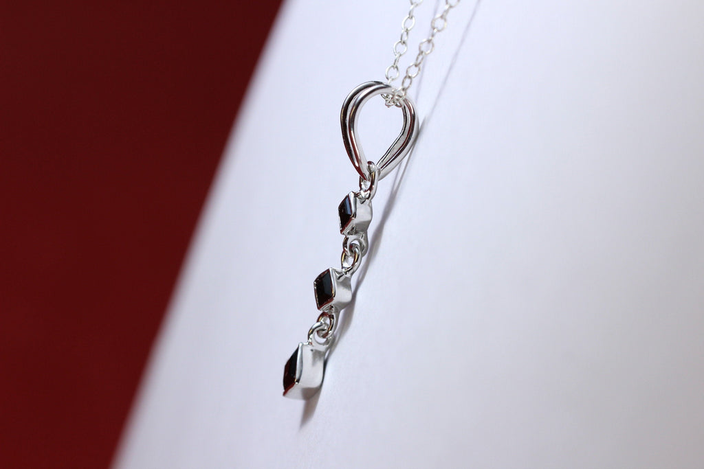 Edler 0,69 Carat schwarzer Spinell Anhanger 925 Silber Collier Kette Edelstein
