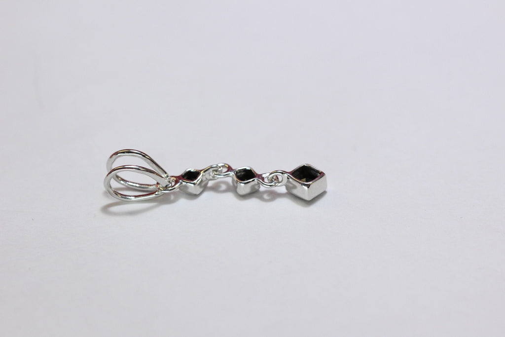 Edler 0,69 Carat schwarzer Spinell Anhanger 925 Silber Collier Kette Edelstein