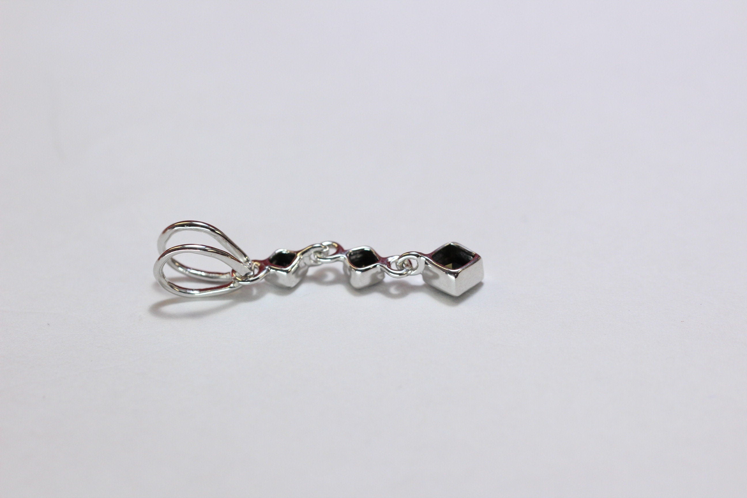 Edler 0,69 Carat schwarzer Spinell Anhanger 925 Silber Collier Kette Edelstein