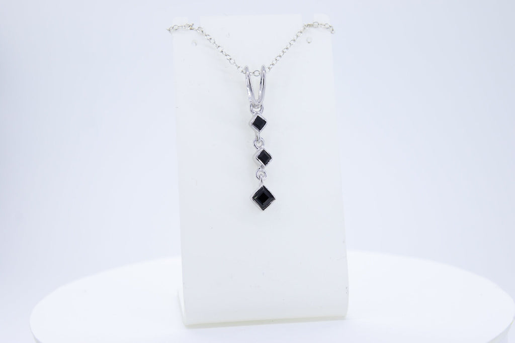 Edler 0,69 Carat schwarzer Spinell Anhanger 925 Silber Collier Kette Edelstein