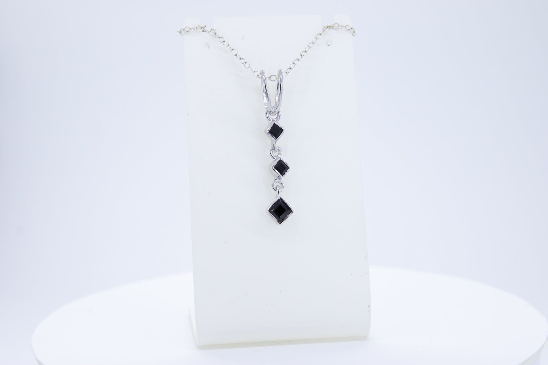 Edler 0,69 Carat schwarzer Spinell Anhanger 925 Silber Collier Kette Edelstein