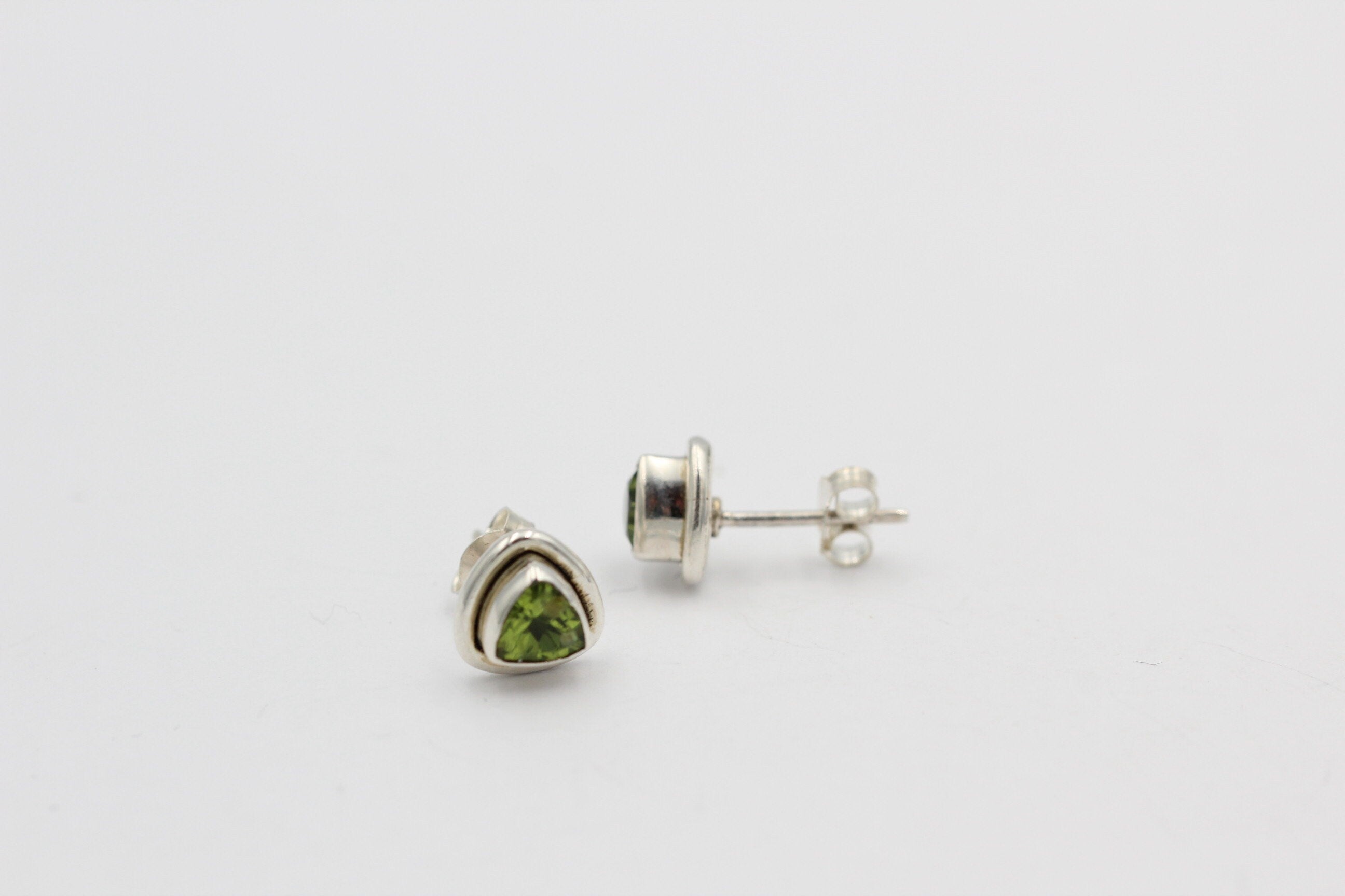 Edler 0,85 Carat Peridot Ohrstecker 925 Silber Olivin Ohrschmuck Edelstein