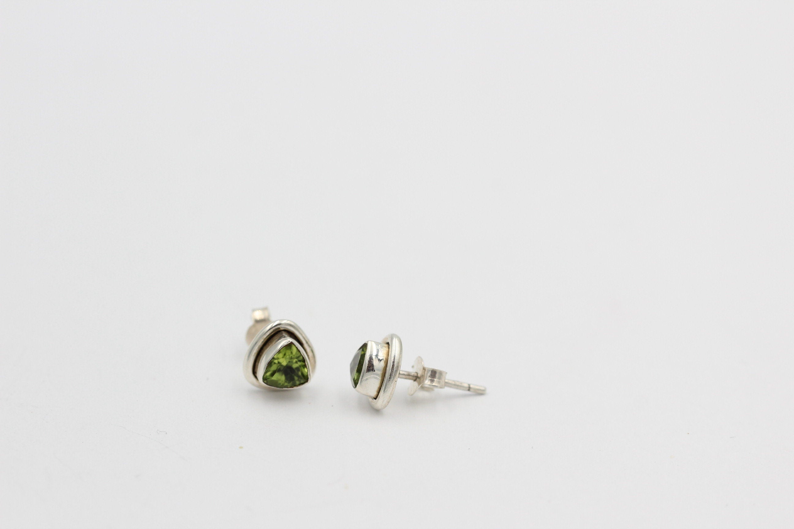 Edler 0,85 Carat Peridot Ohrstecker 925 Silber Olivin Ohrschmuck Edelstein