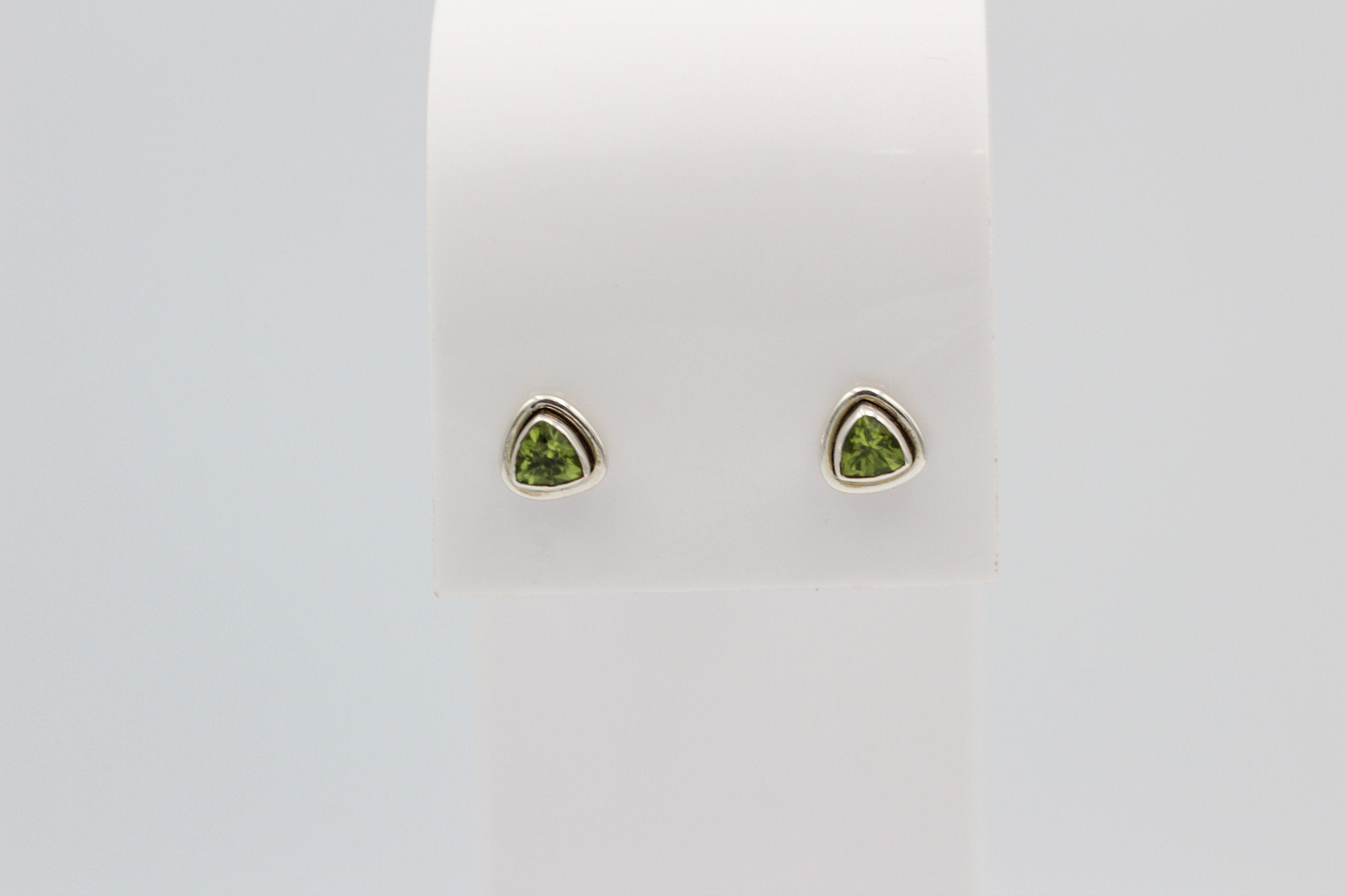 Edler 0,85 Carat Peridot Ohrstecker 925 Silber Olivin Ohrschmuck Edelstein