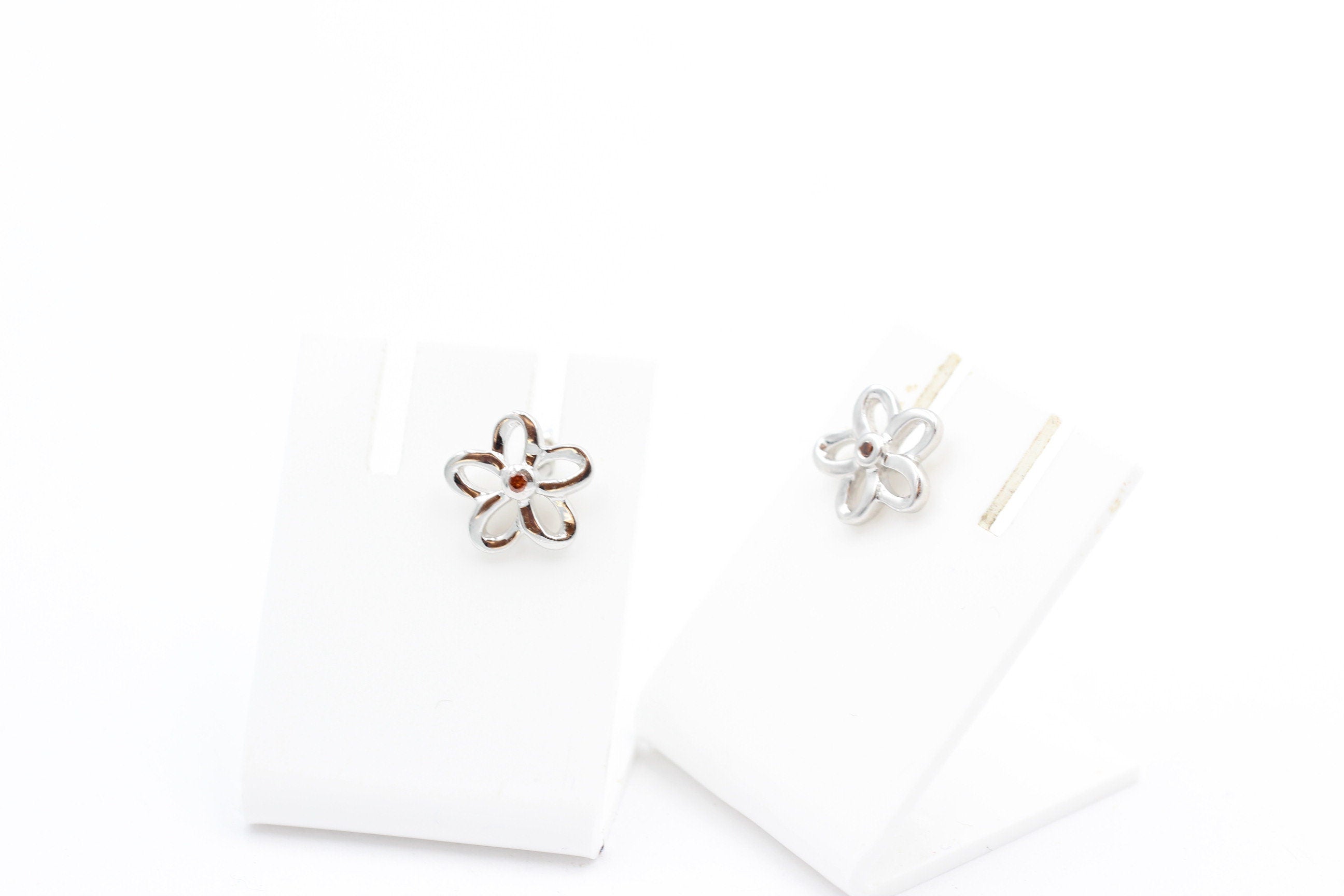 0,02 Carat roter Diamant Blumen Ohrstecker 925 Silber I2-I3 Top Edel
