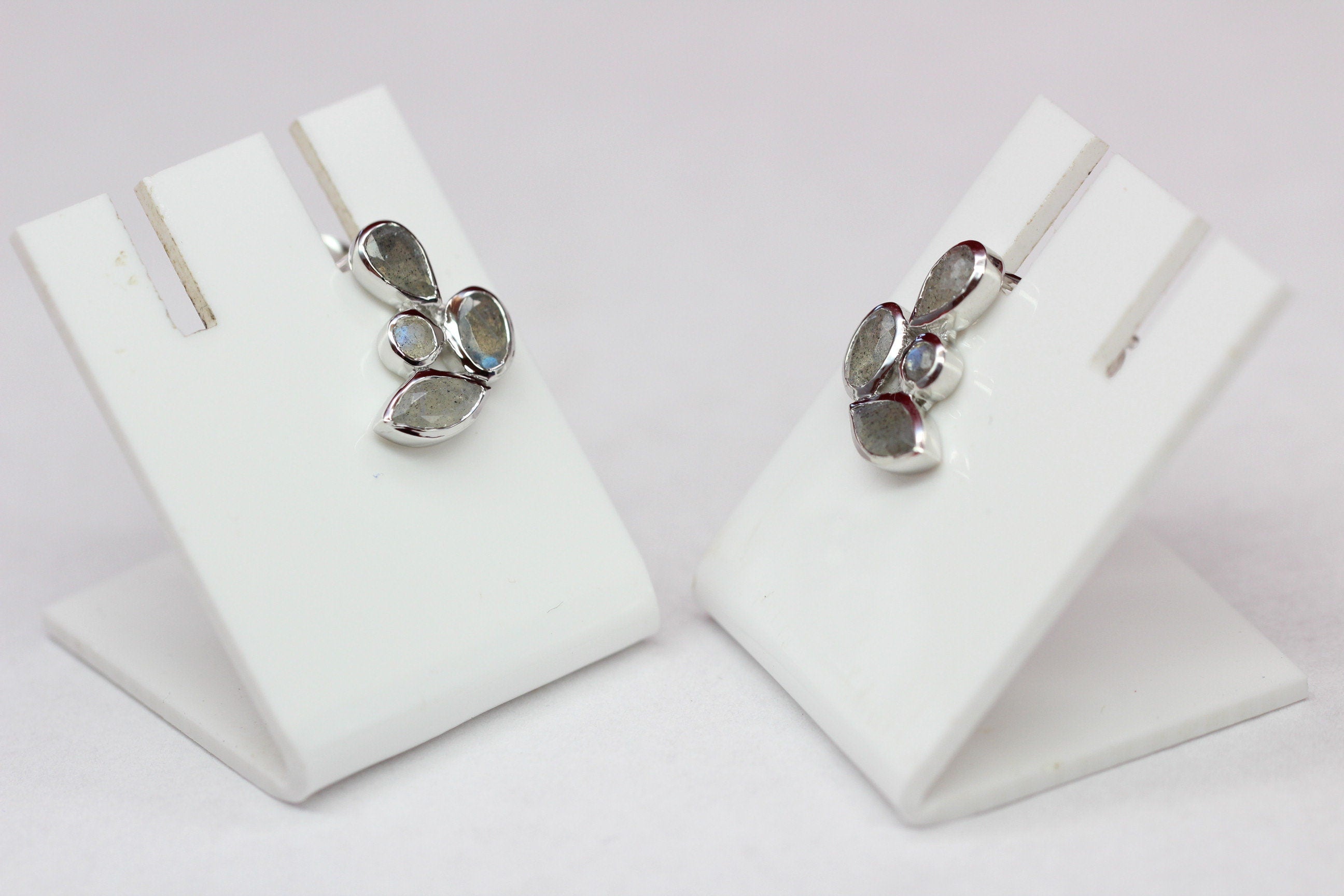 Edle 1,68 Carat Labradorit Ohrstecker 925 Silber irrisierender Edelstein Top