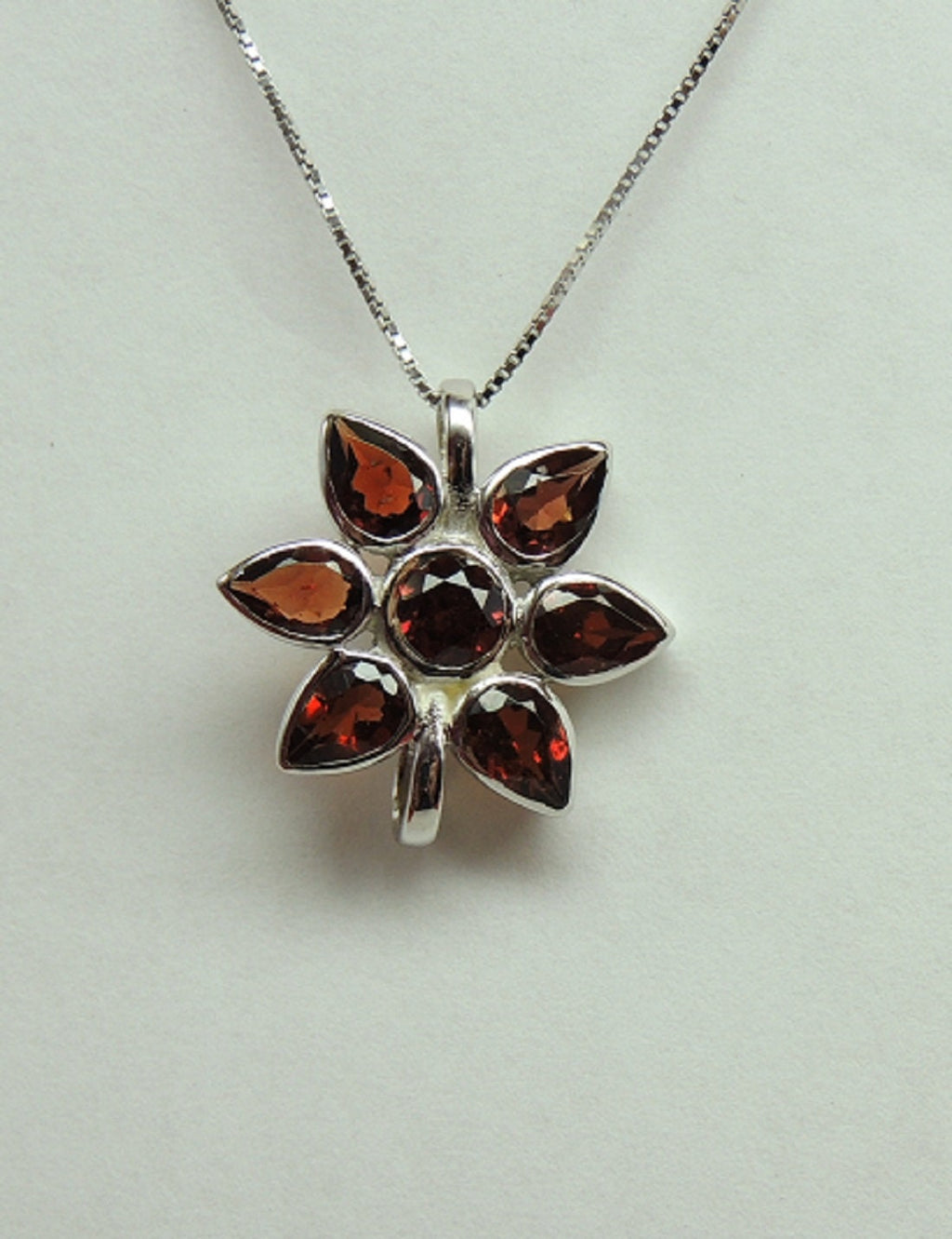 Edler 2,9 Carat Granat Blumen Anhanger 925 Silber Collier Kette blutroter Granat