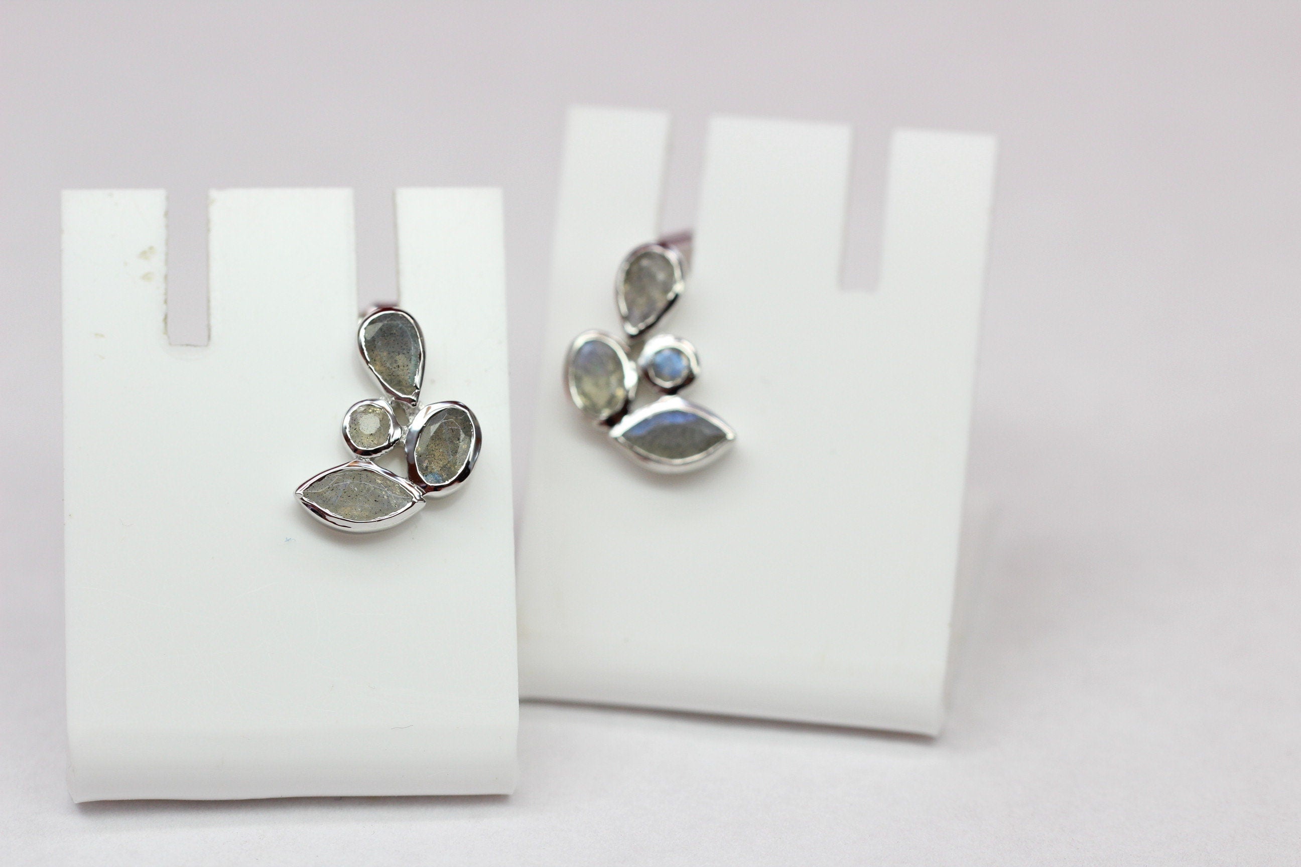 Edle 1,68 Carat Labradorit Ohrstecker 925 Silber irrisierender Edelstein Top