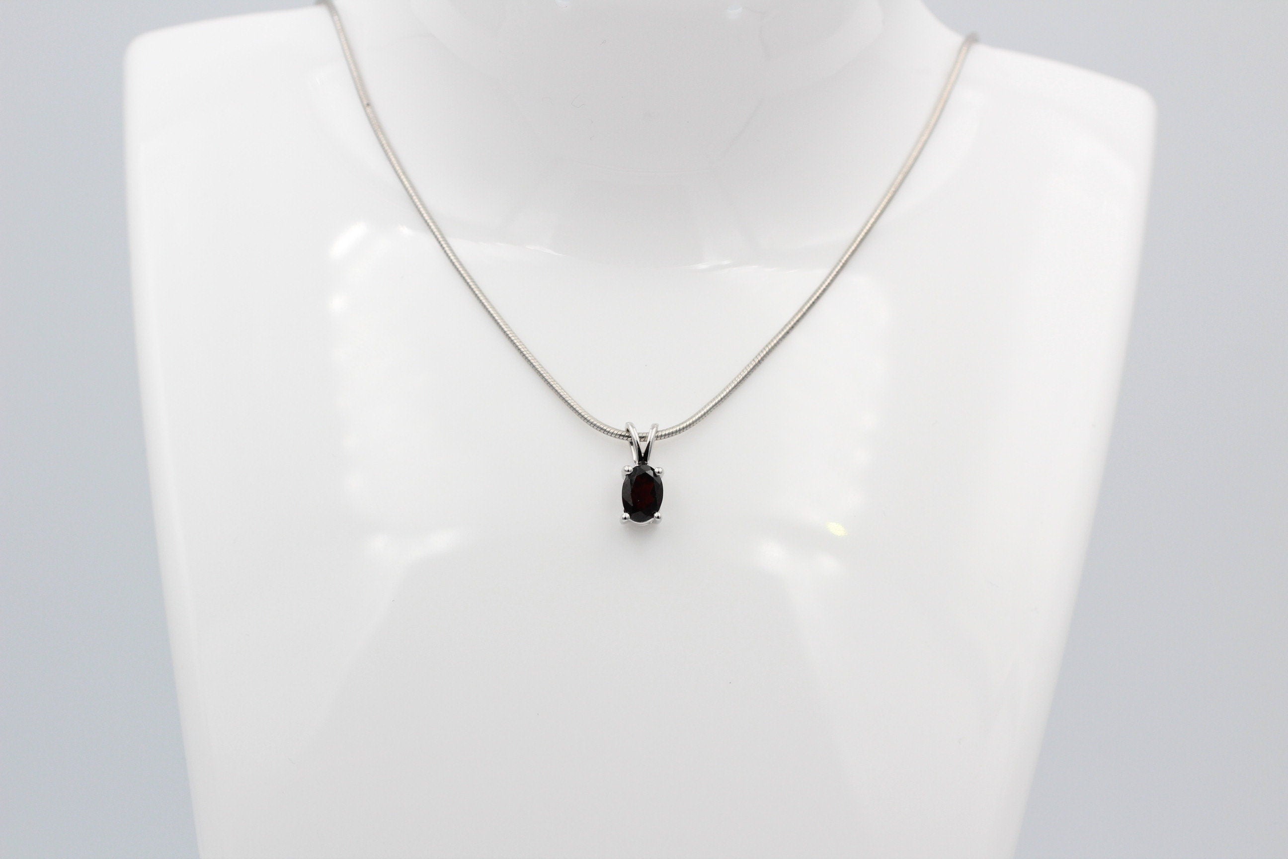 Edler 0,70 Carat Granat  Anhanger 925 Silber Collier Kette roter Edelstein Top