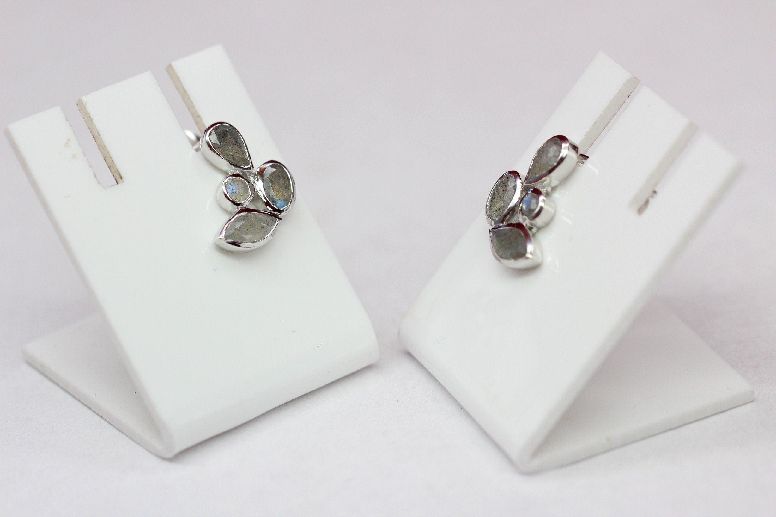 Edle 1,68 Carat Labradorit Ohrstecker 925 Silber irrisierender Edelstein Top