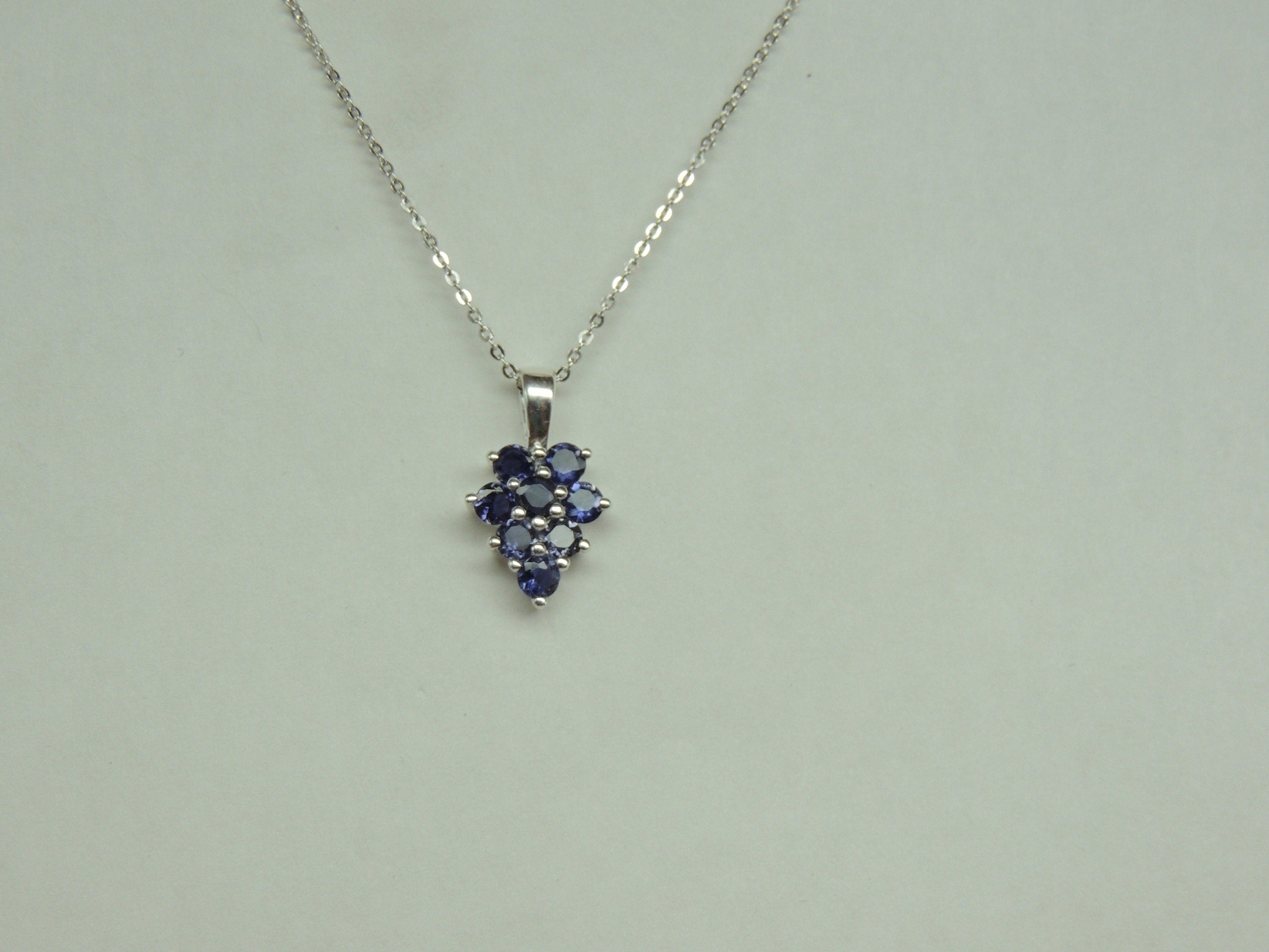 Edler 0,8 Carat Iolith Anhanger 925 Silber Collier Kette Wassersaphir Luchssaphir
