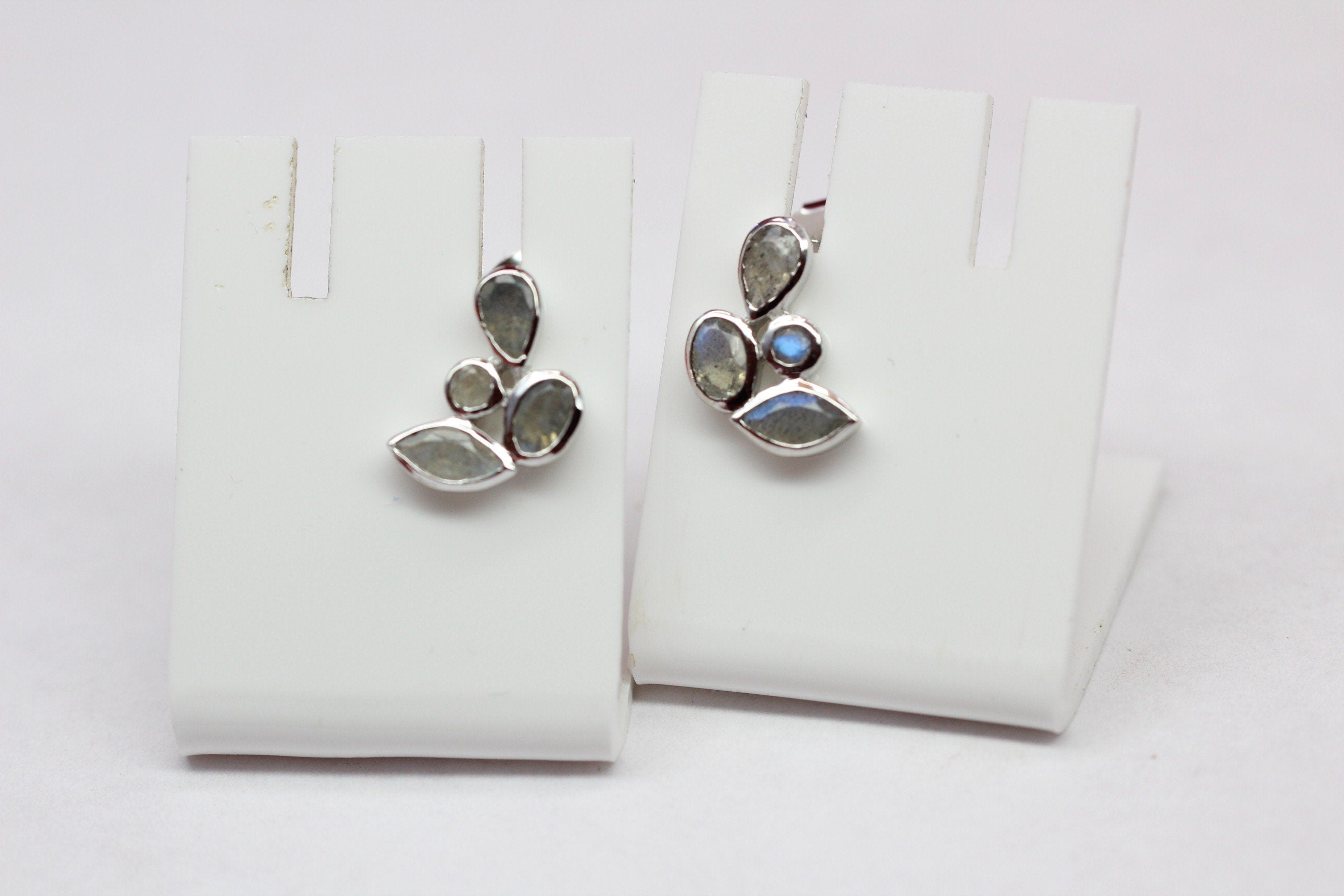 Edle 1,68 Carat Labradorit Ohrstecker 925 Silber irrisierender Edelstein Top