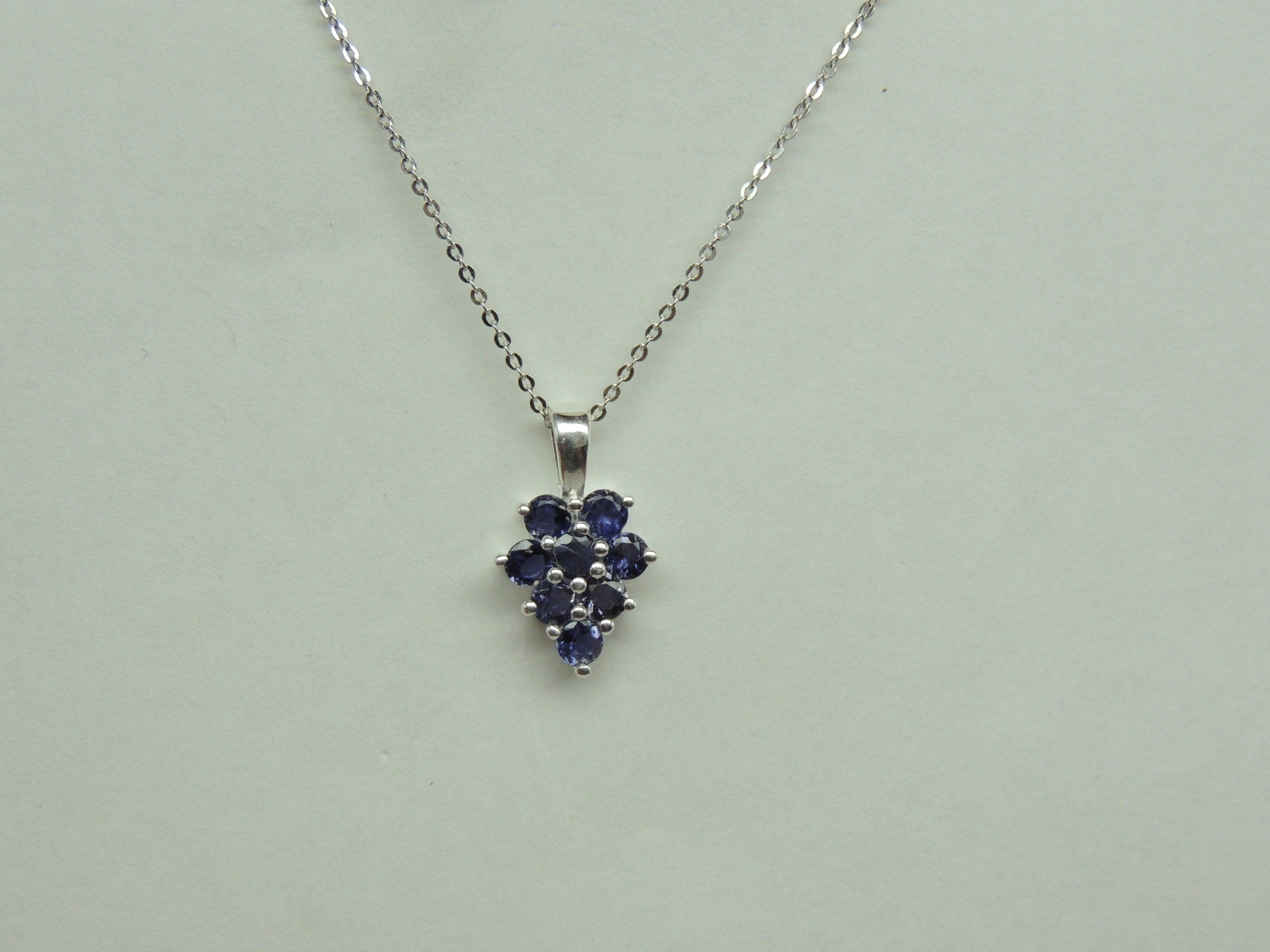 Edler 0,8 Carat Iolith Anhanger 925 Silber Collier Kette Wassersaphir Luchssaphir