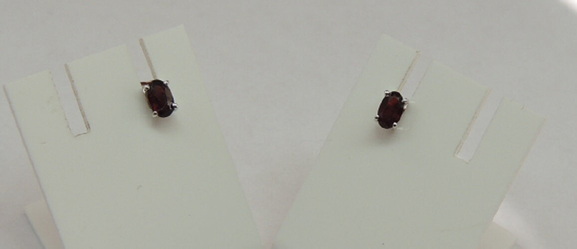 Edle 0,7 Carat facetierte Granat Ohrstecker 925 Silber blutroter Edelsein Ohrring