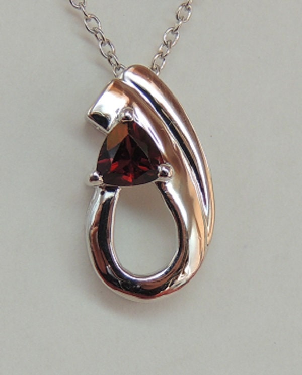 Edler 0,50 Carat Granat Anhanger 925 Silber Collier Kette blutroter Edelstein Trillion