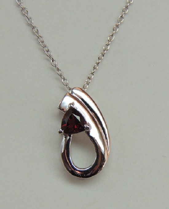 Edler 0,50 Carat Granat Anhanger 925 Silber Collier Kette blutroter Edelstein Trillion