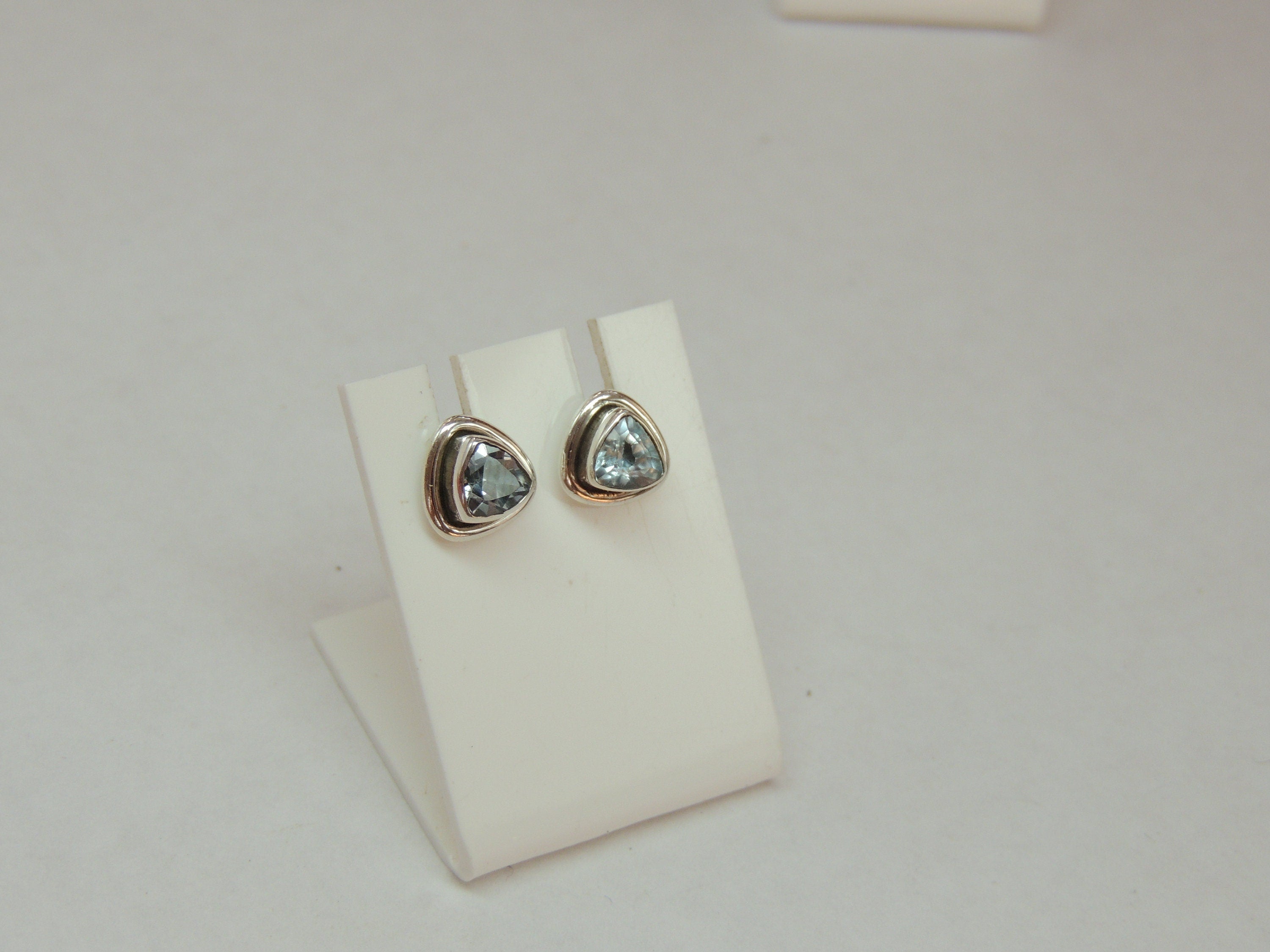 0,84 Carat Blautopas Trillion Ohrstecker 925 Silber blauer Topas Sky blue