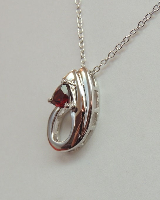 Edler 0,50 Carat Granat Anhanger 925 Silber Collier Kette blutroter Edelstein Trillion