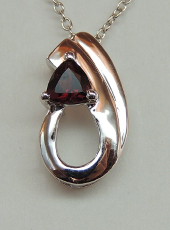 Edler 0,50 Carat Granat Anhanger 925 Silber Collier Kette blutroter Edelstein Trillion