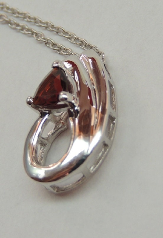 Edler 0,50 Carat Granat Anhanger 925 Silber Collier Kette blutroter Edelstein Trillion