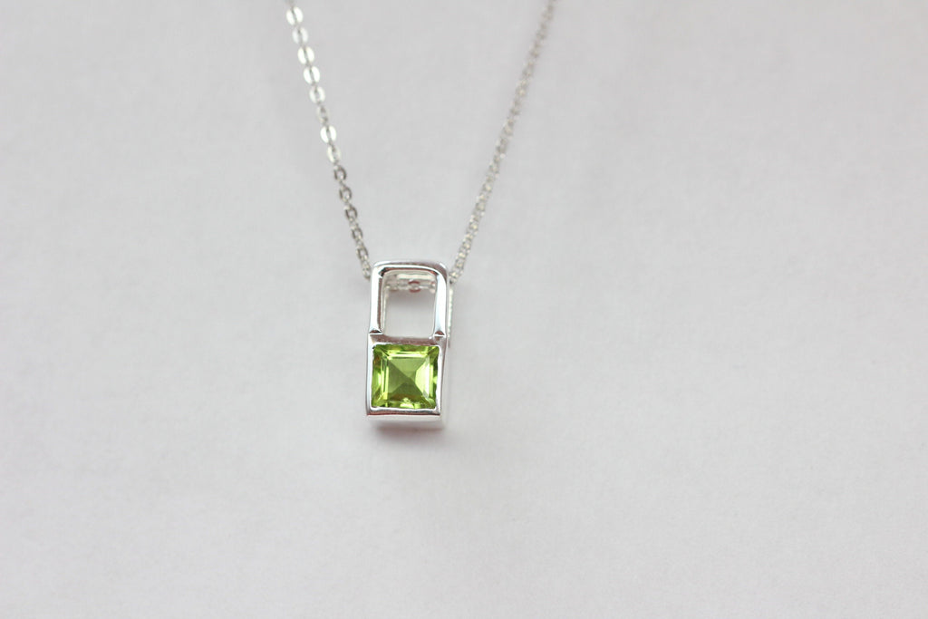Design pur 0,6 Carat Peridot Anhanger 925 Silber Collier Kette Olivin Designschmuck