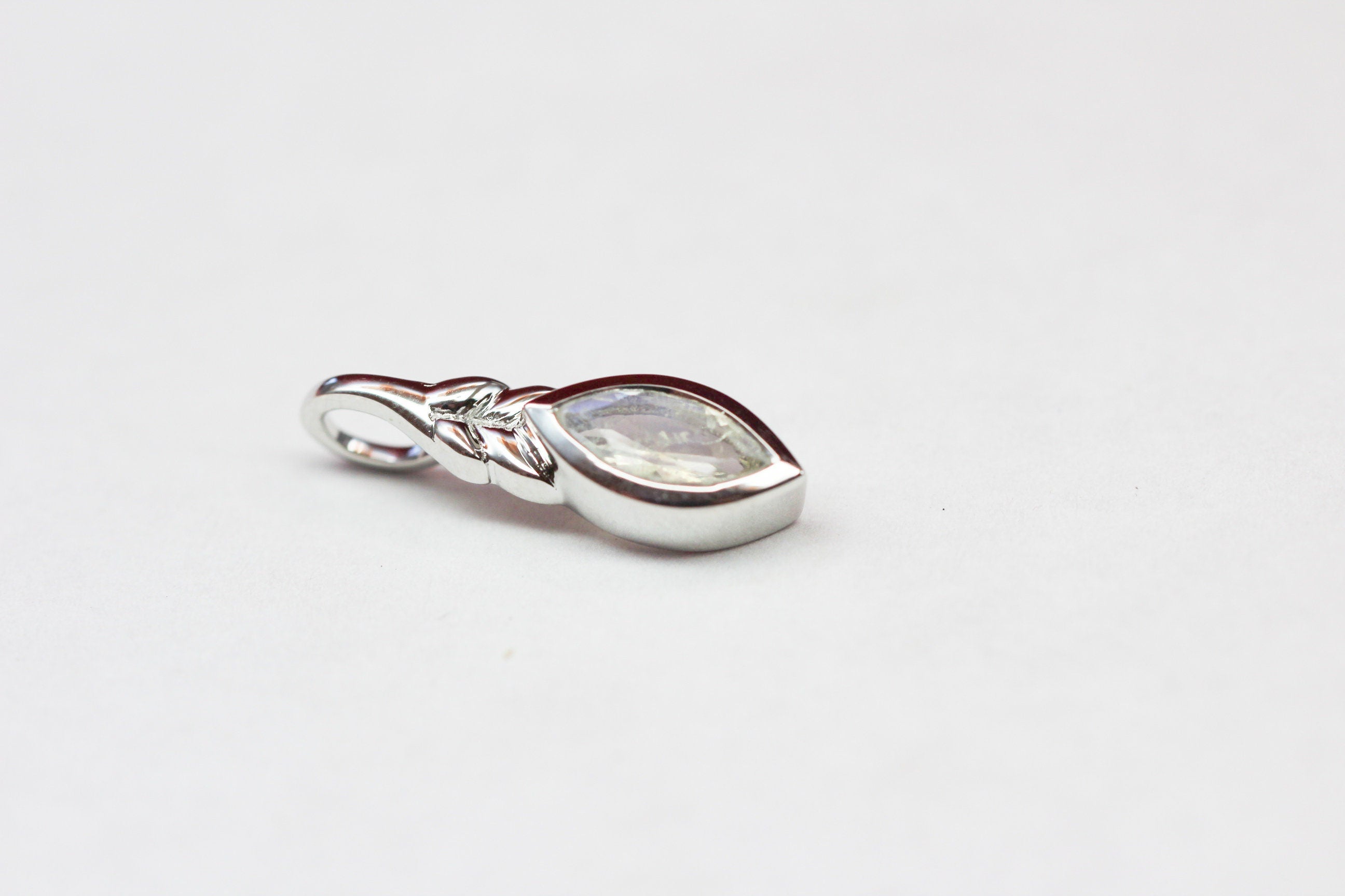 Edler 0,94 Carat Regenbogen Mondstein Anhanger 925 Silber Collier Kette Top