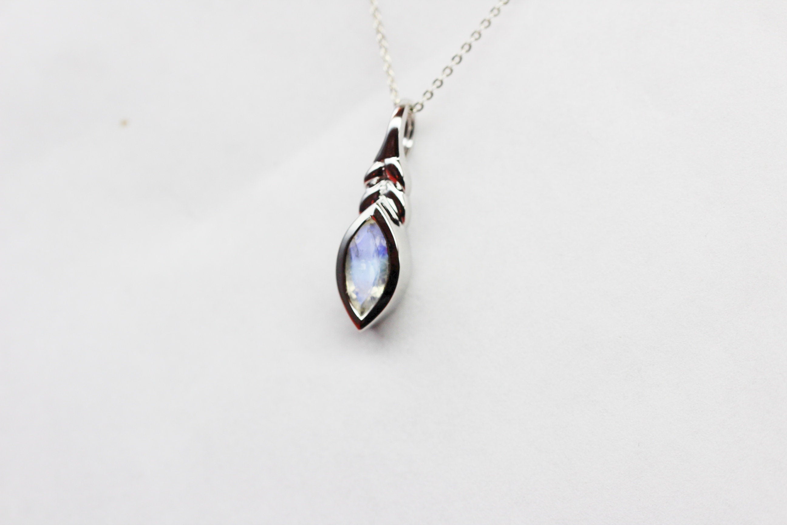 Edler 0,94 Carat Regenbogen Mondstein Anhanger 925 Silber Collier Kette Top