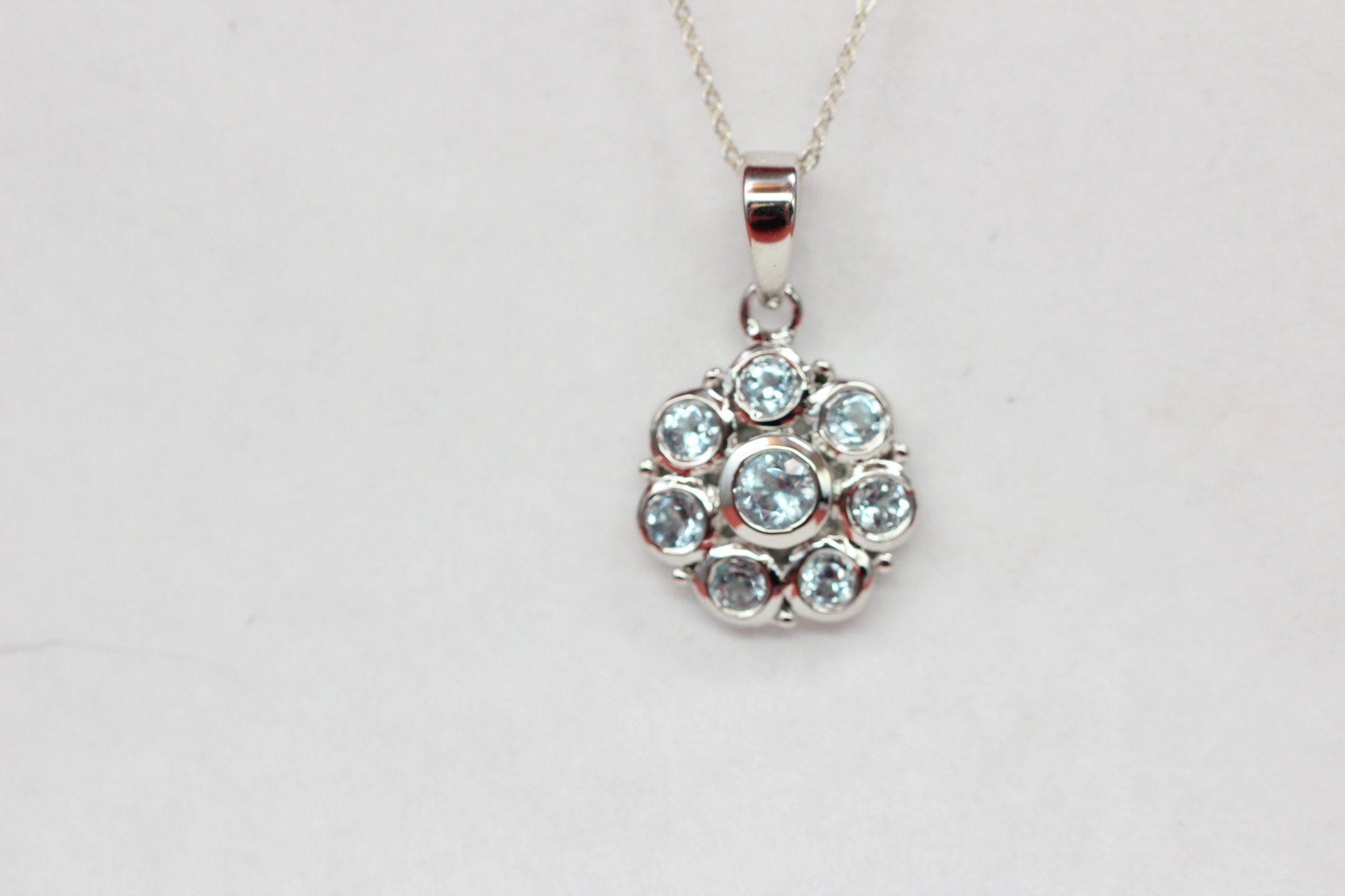 Edler 1,65 Carat Blautopas Blumen Anhanger 925 Silber Blautopas Collier Kette