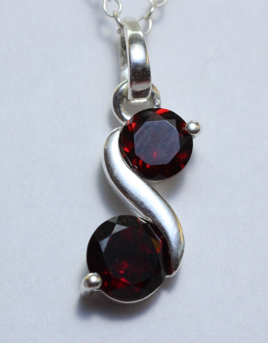 Edler 3,0 Carat Granat Anhanger 925 Silber Collier Kette blutroter Granatschmuck