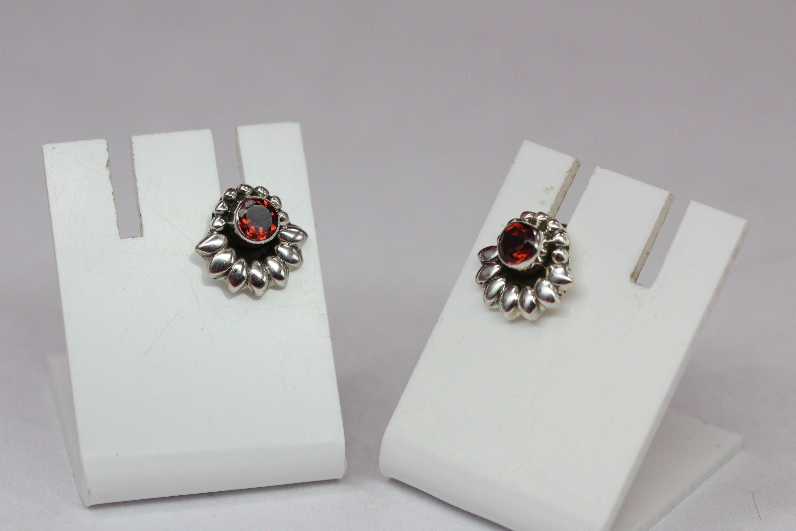 Edle 0,56 Carat Granat Ohrstecker 925 Silber blutroter Edelstein Top Edel