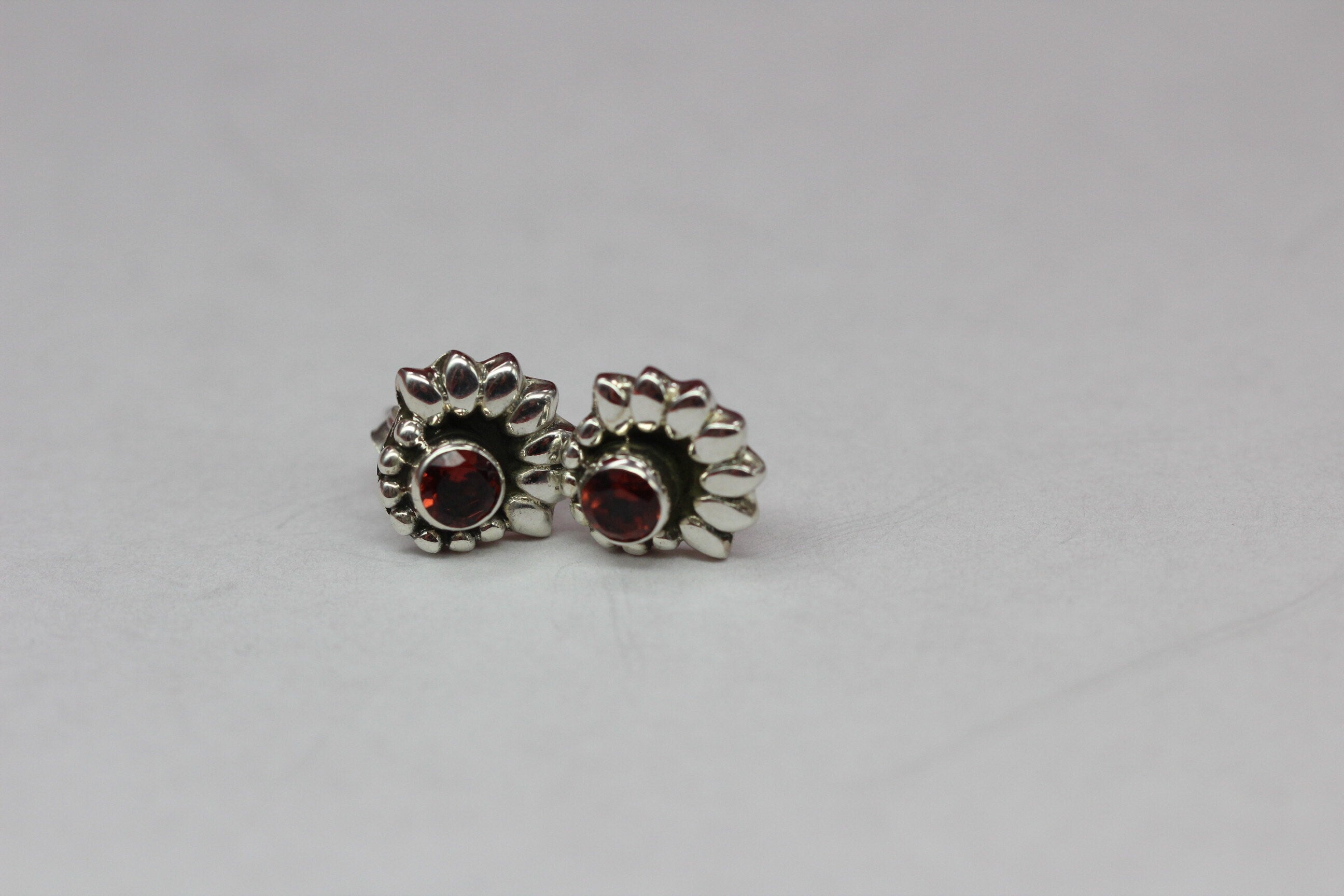Edle 0,56 Carat Granat Ohrstecker 925 Silber blutroter Edelstein Top Edel
