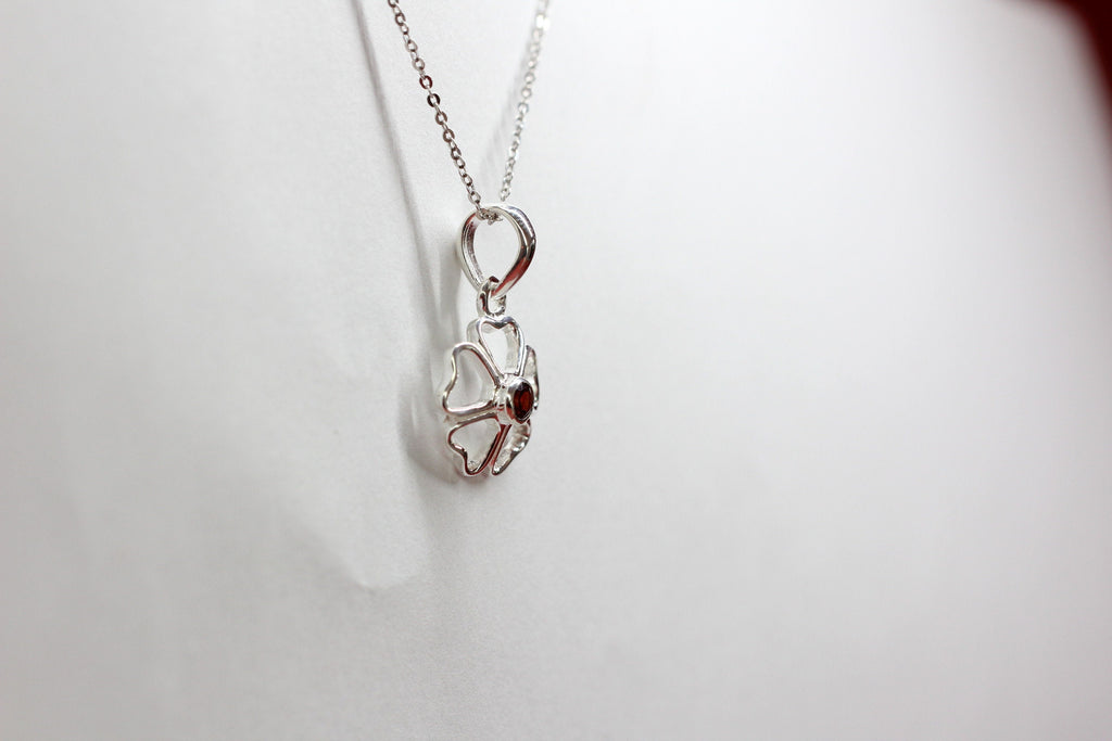 Edler 1,1 Carat Granat Anhanger Kleeblatt 925 Silber Collier Kette Glackssymbol