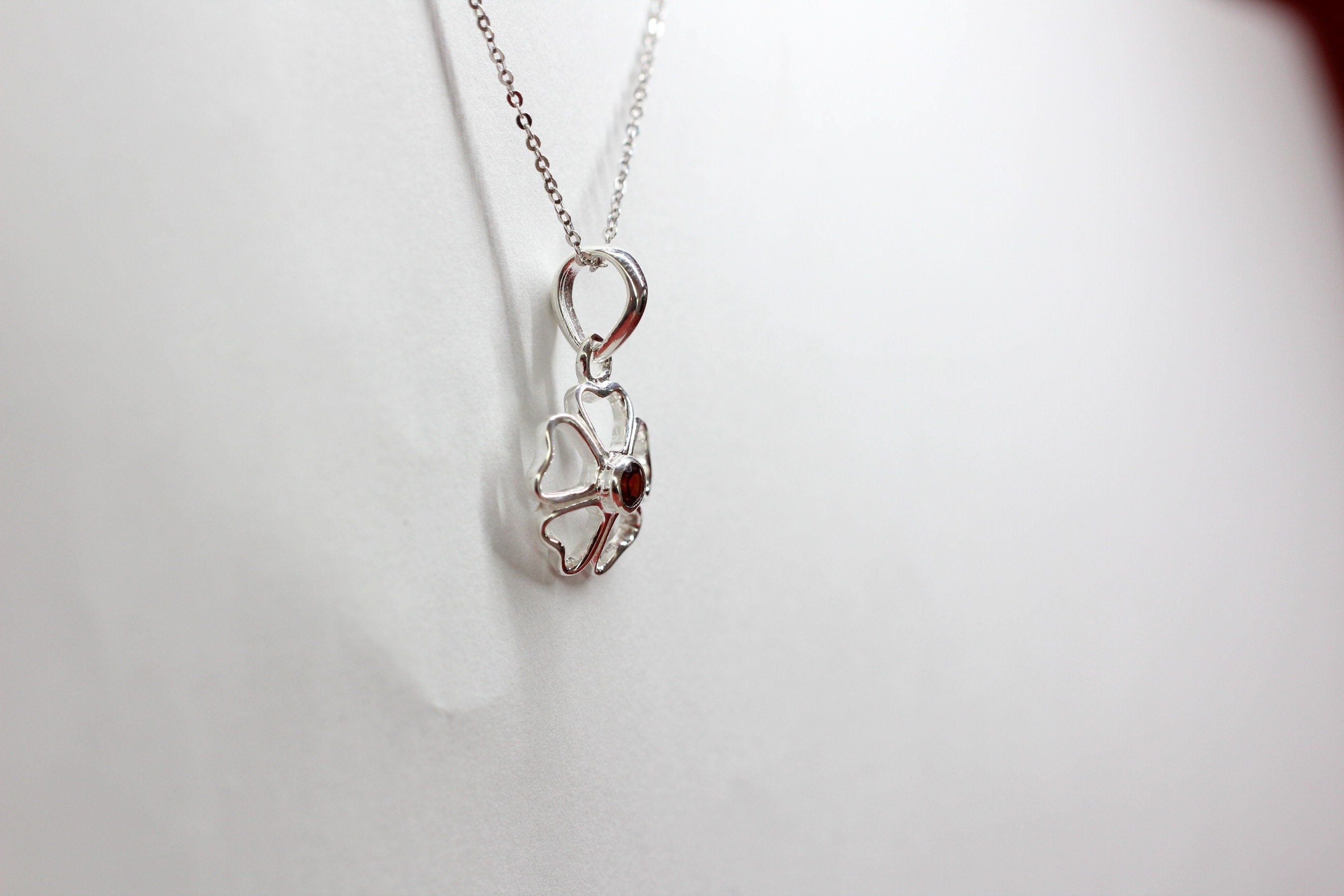 Edler 1,1 Carat Granat Anhanger Kleeblatt 925 Silber Collier Kette Glackssymbol