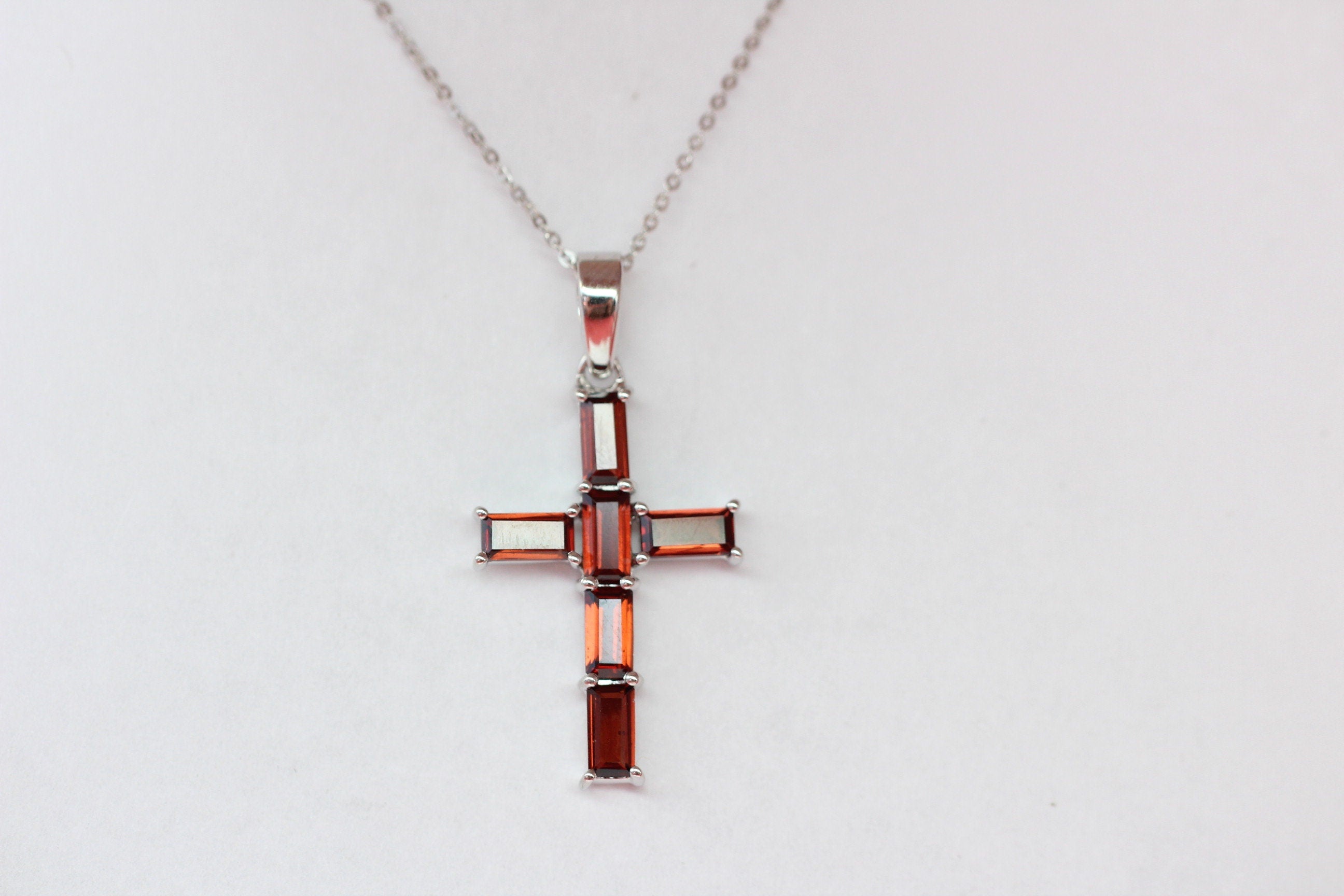 Edler 2,45 Carat Granat  Kreuz Anhanger 925 Silber Collier Kette blutroter Edelstein