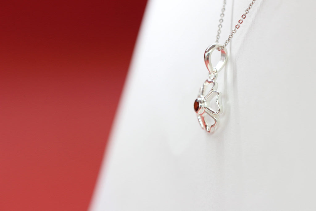 Edler 1,1 Carat Granat Anhanger Kleeblatt 925 Silber Collier Kette Glackssymbol
