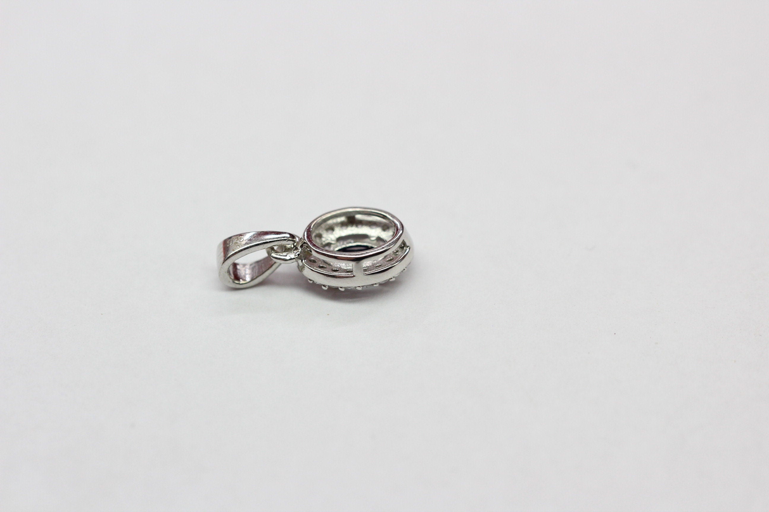 Edler 0,8 Carat Iolith Anhanger 925 Silber Collier Kette Zirkonia Wassersaphir